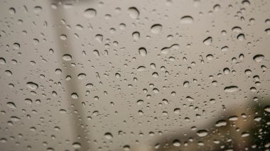 Cama yağmur damlaları düşer.