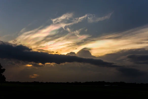 Wolkenmuster am Abendhimmel. — Stockfoto