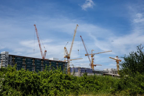 Muchos en la grúa de construcción — Foto de Stock