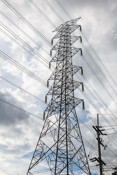 Hochspannungsmast mit Wolken. — Stockfoto