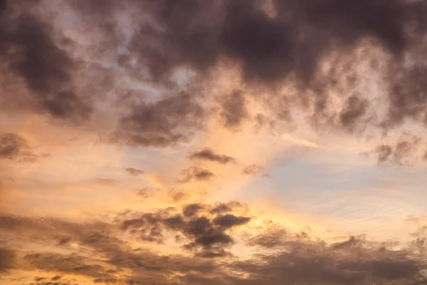 Schemi di nuvole sul cielo serale . — Foto Stock