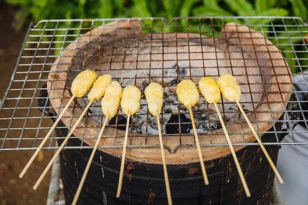 Kao ji est le riz collant grillé Avant qu'il ne soit grillé, il était d — Photo