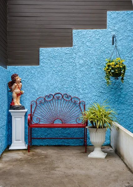 Liegestühle in der Gartenmauer — Stockfoto