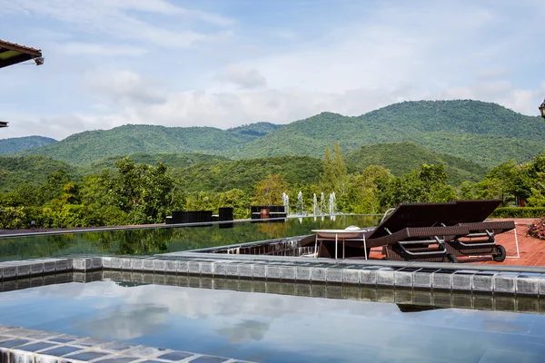 Piscina con montaña . — Foto de Stock