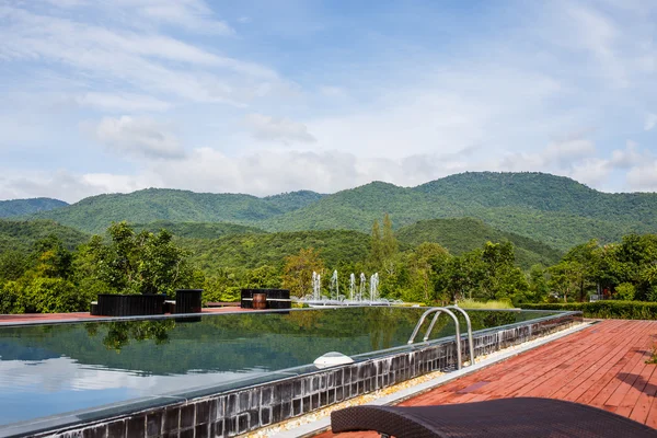 Piscina con montaña . — Foto de Stock