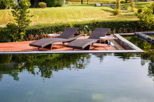 Stoelen bij het zwembad. — Stockfoto