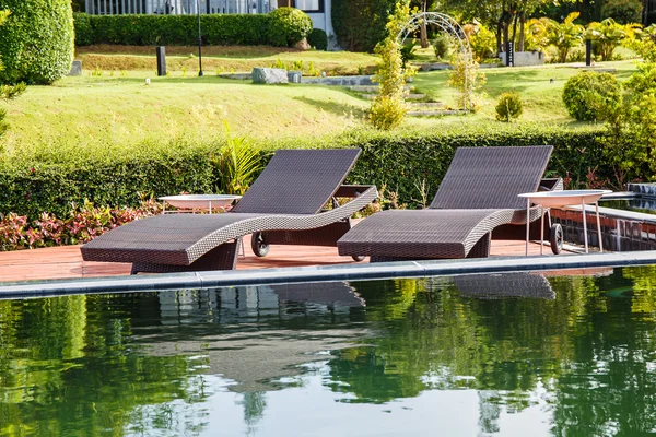 Cadeiras junto à piscina . — Fotografia de Stock