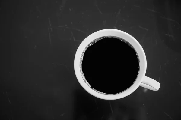 Tasse schwarzen Kaffee auf einem schwarzen Tisch. — Stockfoto