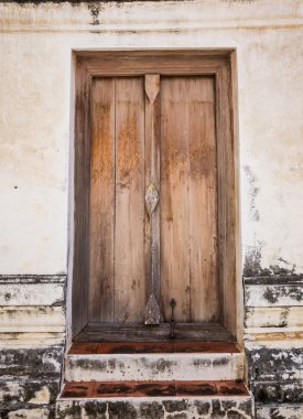 Ahşap kapı çerçeve içinde bir antik kutsal. WAT Putthaisawan, Ayut
