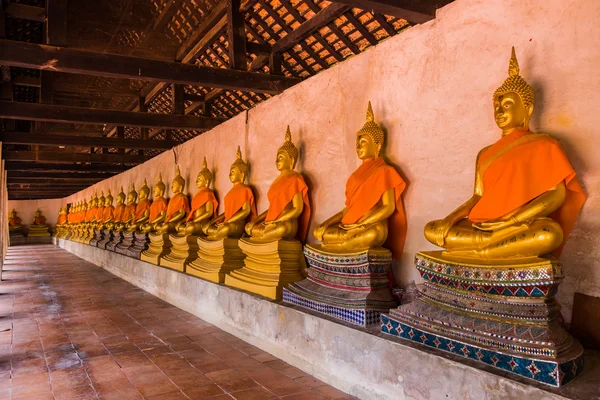 AYUTTHAYA, TAILANDIA - 20 DE SEPTIEMBRE: La sala principal de Wat Putthai —  Fotos de Stock
