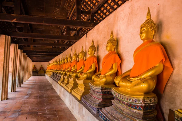 AYUTTHAYA, TAILANDIA - 20 DE SEPTIEMBRE: La sala principal de Wat Putthai — Foto de Stock