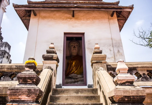 AYUTTHAYA, THAÏLANDE - 20 SEPTEMBRE : L'ancien Bouddha de plus de 500 ans — Photo