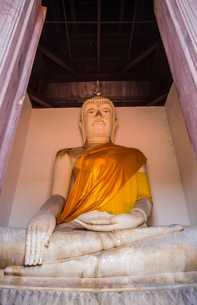 AYUTTHAYA, TAILANDIA - 20 DE SEPTIEMBRE: El antiguo Buda de más de 500 años — Foto de Stock