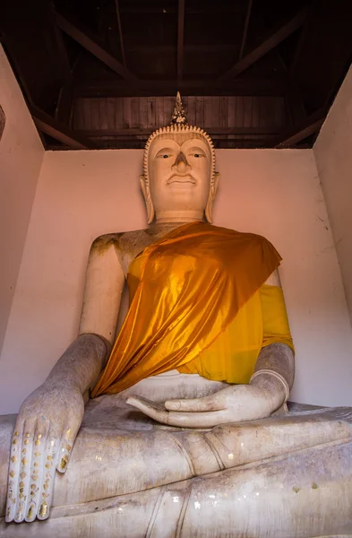 AYUTTHAYA, TAILANDIA - 20 DE SEPTIEMBRE: El antiguo Buda de más de 500 años — Foto de Stock