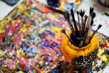 Boyalar ve fırçalar masada