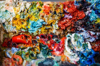 Boyalar ve fırçalar masada