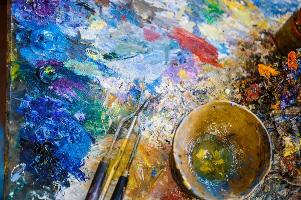 Краски и кисти на столе — стоковое фото