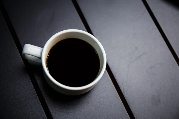 Tazza di caffè su tavolo nero — Foto Stock