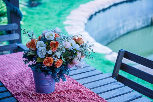 Λουλούδια σε ένα βάζο στο τραπέζι — Φωτογραφία Αρχείου