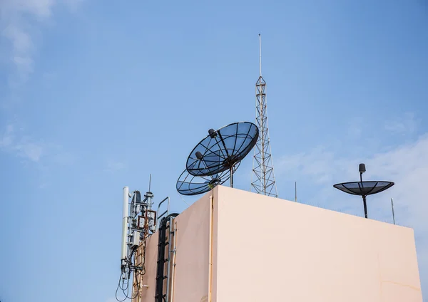 Satellite e antenna — Foto Stock