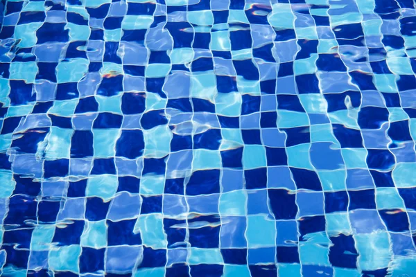 Reflectie in het zwembad. — Stockfoto