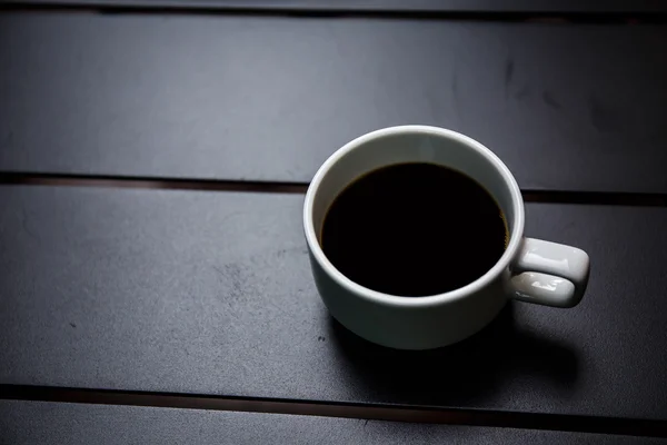 Tazza di caffè su tavolo nero — Foto Stock