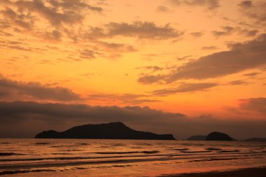 Denizin üzerinde renkli şafak.