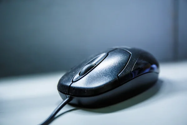黒の背景に黒のコンピューター マウス. — ストック写真