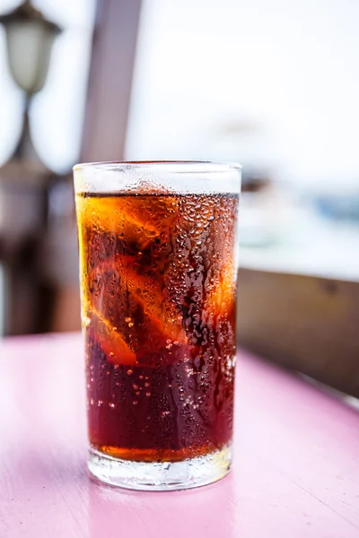 Coca Cola in einem Glas Wasser. — Stockfoto