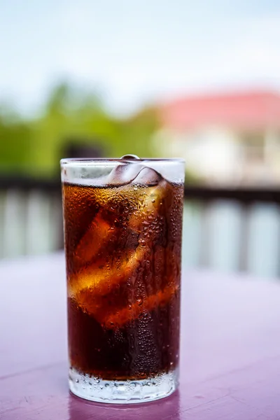 Bir bardak su içinde Coca Cola.