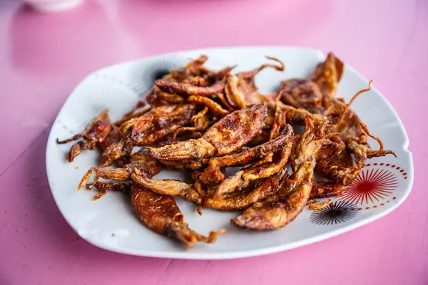 Thaimaa tyyli paistettu mustekala ruokalaji — kuvapankkivalokuva