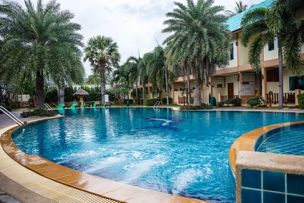 Wohngrundstück Schwimmbad im Hinterhof — Stockfoto