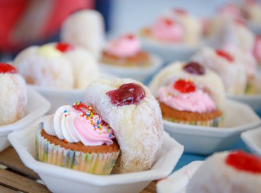 Çörek ve kek masada