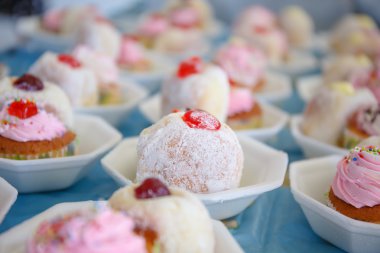 Çörek ve kek masada