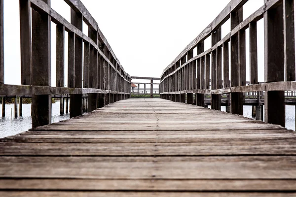 Ponte di legno nel parco nazionale Khao Sam Roi Yod, Thailandia . — Foto Stock