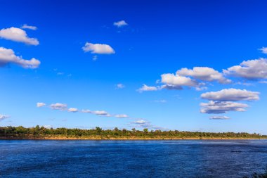 Gökyüzü ve nehir boyunca Mekong Tayland parlak gökyüzü üzerinde.