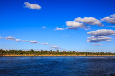 Gökyüzü ve nehir boyunca Mekong Tayland parlak gökyüzü üzerinde.