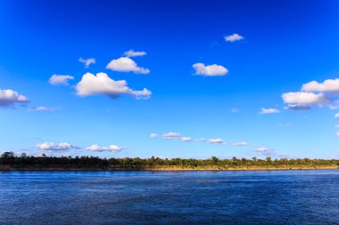Gökyüzü ve nehir boyunca Mekong Tayland parlak gökyüzü üzerinde.