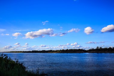 Gökyüzü ve nehir boyunca Mekong Tayland parlak gökyüzü üzerinde.