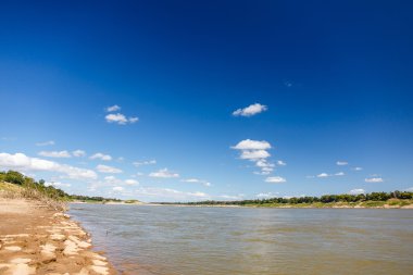 Gökyüzü ve nehir boyunca Mekong Tayland parlak gökyüzü üzerinde.