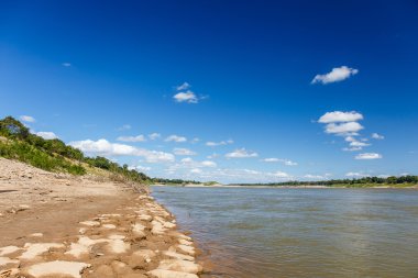 Gökyüzü ve nehir boyunca Mekong Tayland parlak gökyüzü üzerinde.
