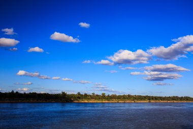 Gökyüzü ve nehir boyunca Mekong Tayland parlak gökyüzü üzerinde.