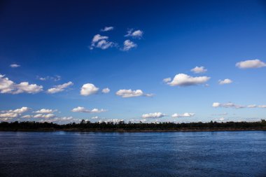 Gökyüzü ve nehir boyunca Mekong Tayland parlak gökyüzü üzerinde.