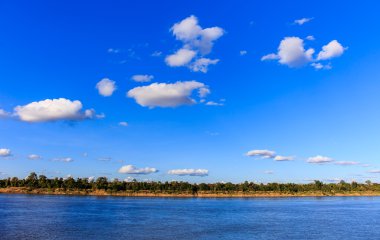 Gökyüzü ve nehir boyunca Mekong Tayland parlak gökyüzü üzerinde.