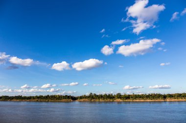 Gökyüzü ve nehir boyunca Mekong Tayland parlak gökyüzü üzerinde.