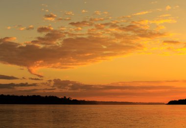 Gökyüzünün rengi o sabah Mekong Nehri Ubon Ratchathani, Tha