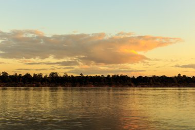 Gökyüzünün rengi o sabah Mekong Nehri Ubon Ratchathani, Tha