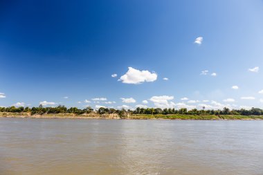 Gökyüzü ve nehir boyunca Mekong Tayland parlak gökyüzü üzerinde.
