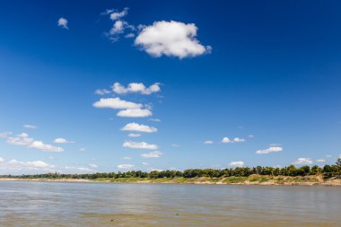 Gökyüzü ve nehir boyunca Mekong Tayland parlak gökyüzü üzerinde.