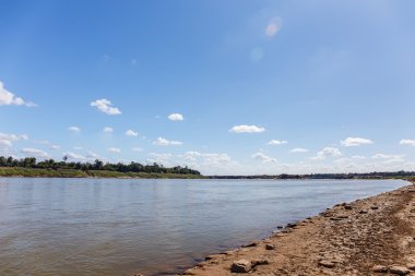 Gökyüzü ve nehir boyunca Mekong Tayland parlak gökyüzü üzerinde.